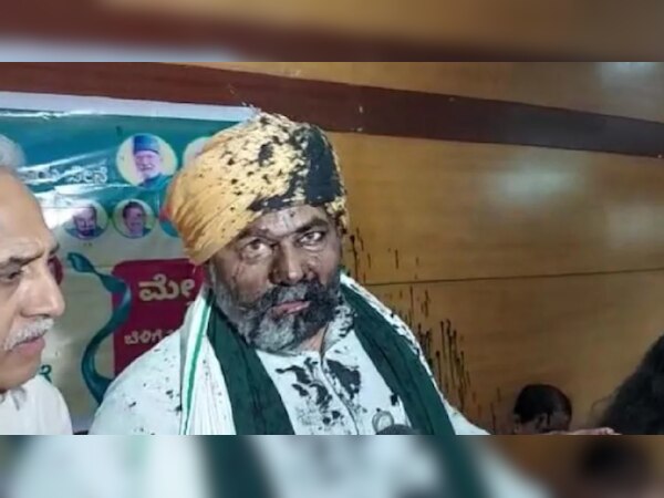 VIDEO: किसान नेता राकेश टिकैत पर फेंकी गई स्याही, PC के दौरान जमकर हुई मारपीट