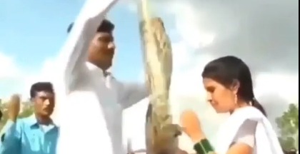 फूलों की माला नहीं सांपों की जयमाला पहनाया दुल्हा-दुल्हन ने, लोगों के उड़े होश फूलों की माला नहीं सांपों की जयमाला पहनाया दुल्हा-दुल्हन ने, लोगों के उड़े होश
