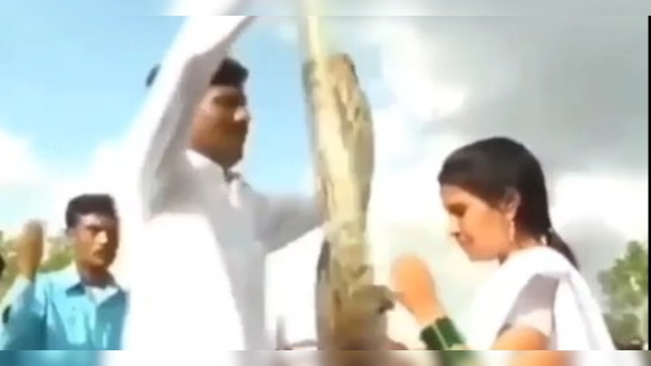  फूलों की माला नहीं सांपों की जयमाला पहनाया दुल्हा-दुल्हन ने, लोगों के उड़े होश 