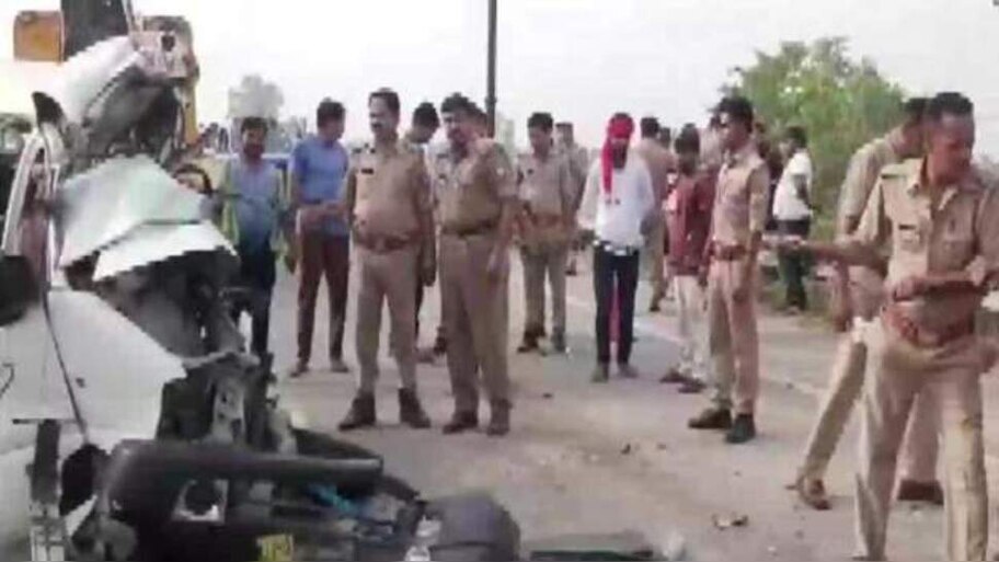 UP: मिनी ट्रक से टकराई एंबुलेंस, सात लोगों की मौत, CM ने जताया शोक