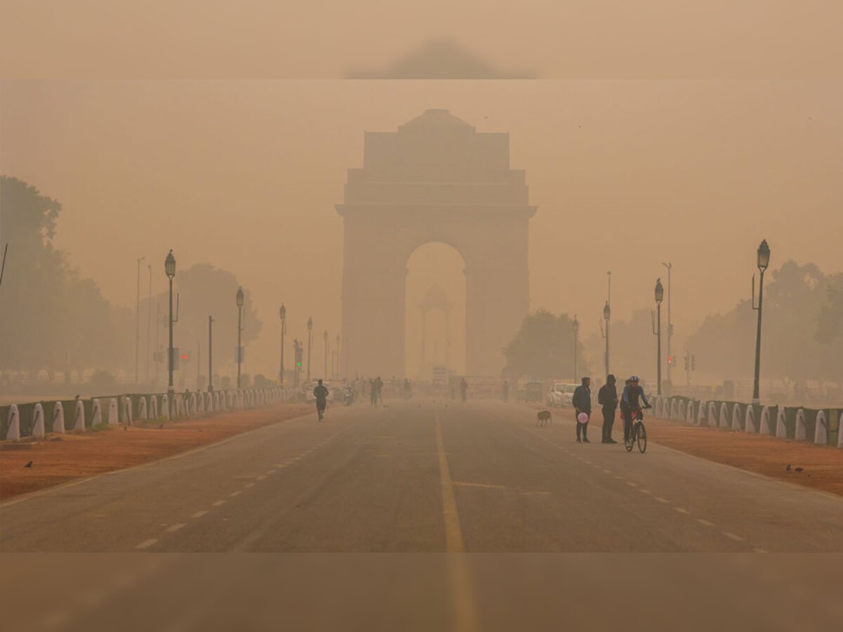 Air Quality in Delhi: दिल्ली की हवा में घुला जहर, तीन सालों में सबसे खराब एयर क्वालिटी