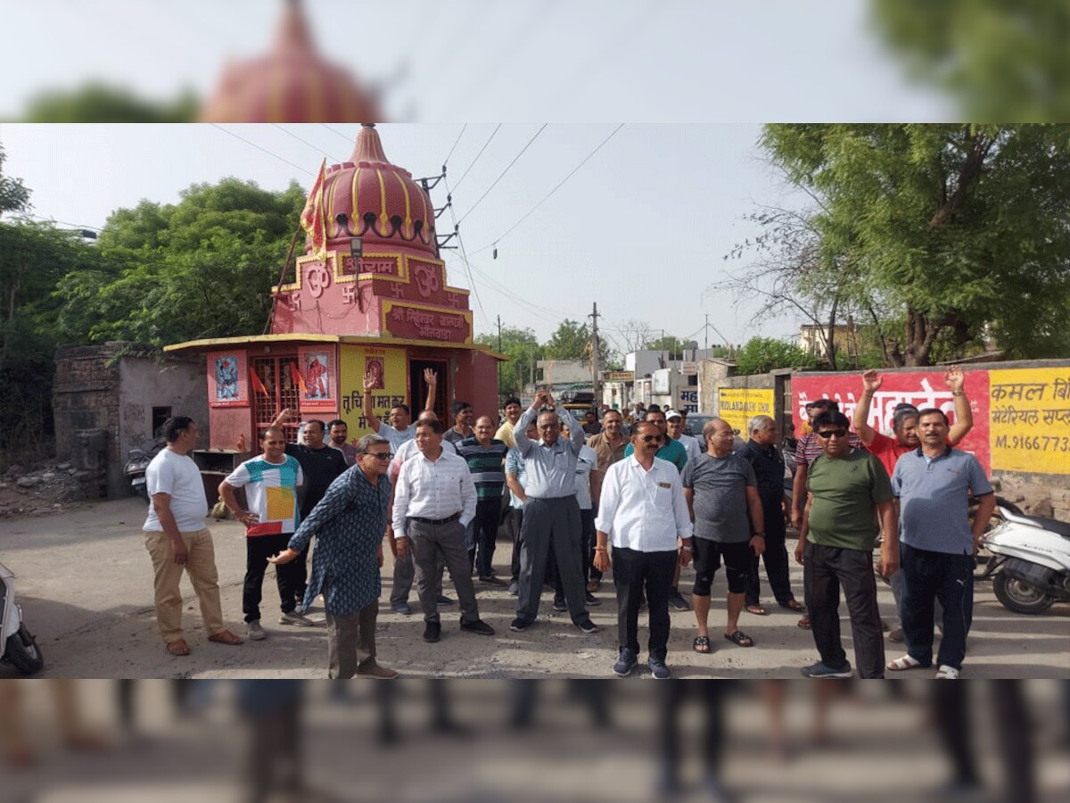  शास्त्री नगर इलाके में क्षेत्रवासियों ने किया प्रदर्शन.