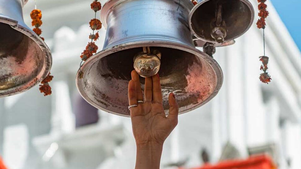 significance of bell in temple skanda purana | Significance of Bell in  Temple: मंदिरों में जाकर घंटी क्यों बजाते हैं लोग? पीछे छिपा है ये गहरा  विज्ञान| Hindi News, धर्म