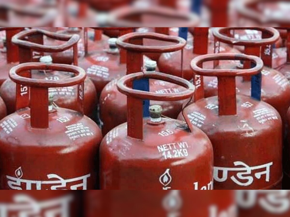 LPG New Price: कॉमर्शियल गैस सिलेंडर 136 रुपये सस्ता, चेक करें अपने शहर का रेट