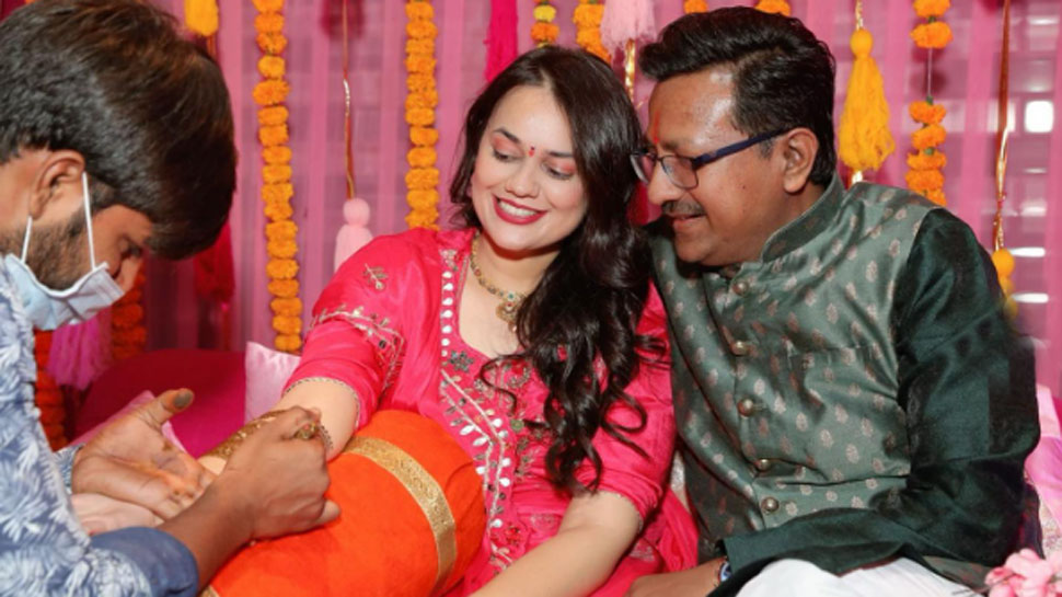 IAS officer Tina Dabi and Pradeep Gawande Wedding Album | Tina Dabi Wedding  Album: टीना डाबी की वेडिंग एल्बम आई सामने, यहां देखें मेहंदी से शादी तक की  तस्वीरें | Hindi News,