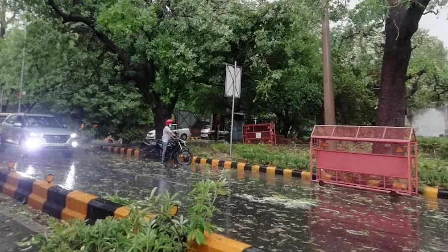Delhi weather update: दिल्ली में तेज हवाएं और इन राज्यों में बारिश के आसार