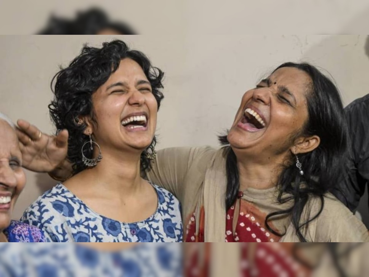 UPSC टॉपर श्रुति शर्मा की मां के साथ खुशी मनाने की तस्वीर हुई वायरल, लोग बोले- 'दुनिया की सबसे खुशनसीब इंसान'