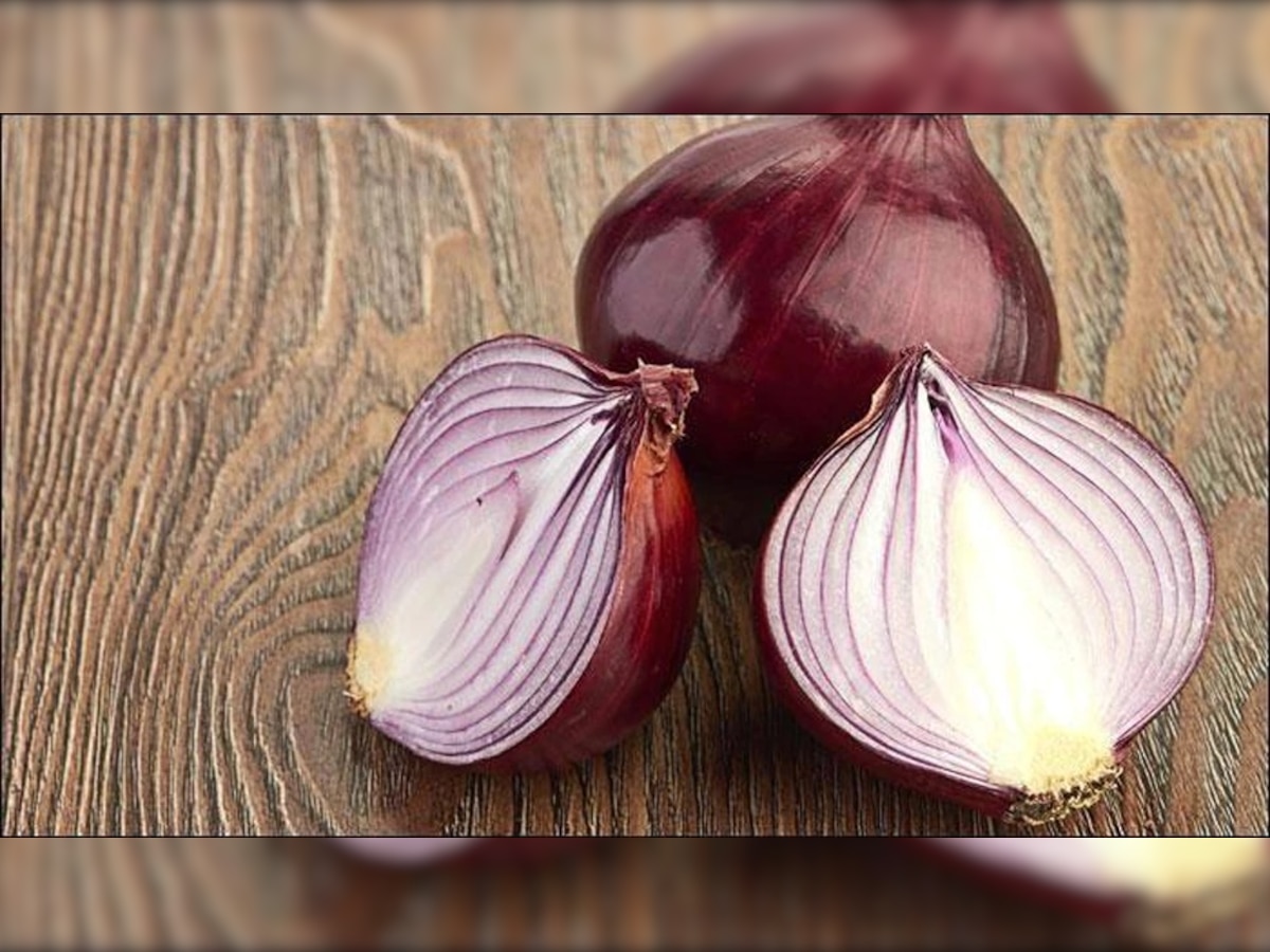 Onion Benefits In Hindi: सोने से पहले बिस्तर के नीचे रख लें एक प्याज, फायदे गिनते रह जाएंगे आप