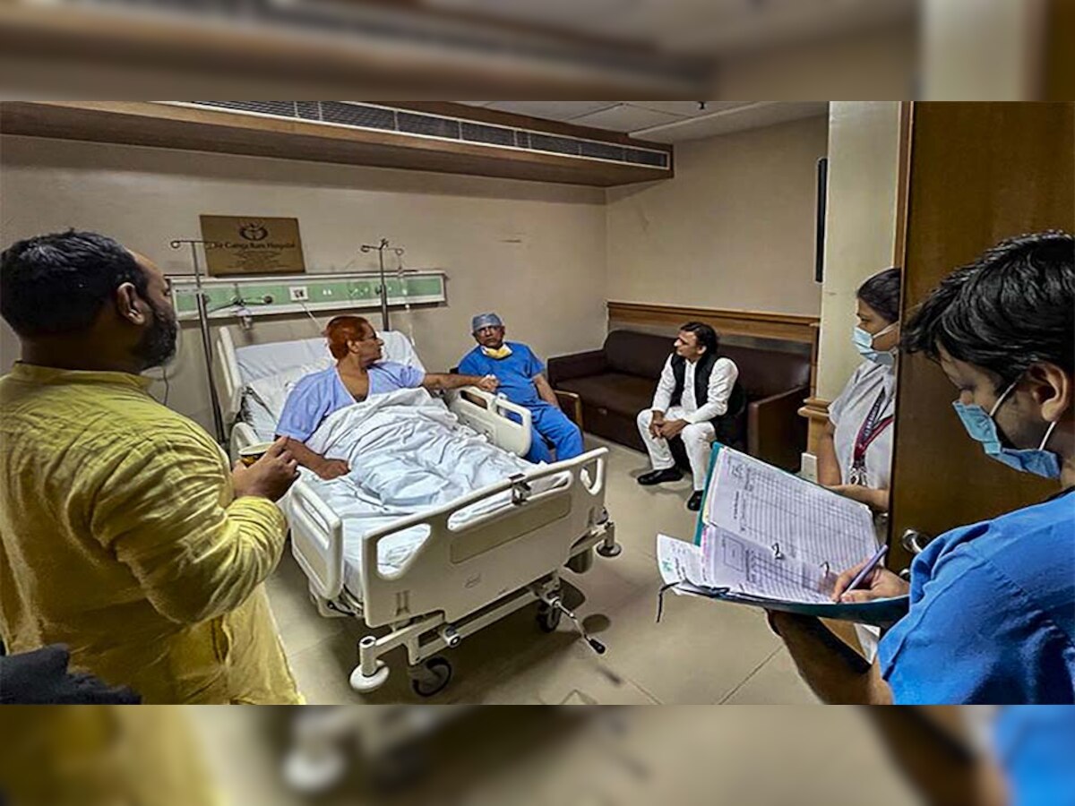 दिल्ली के सर गंगा राम अस्पताल में भर्ती आज़म खान से मिलने पहुंचे अखिलेश यादव 