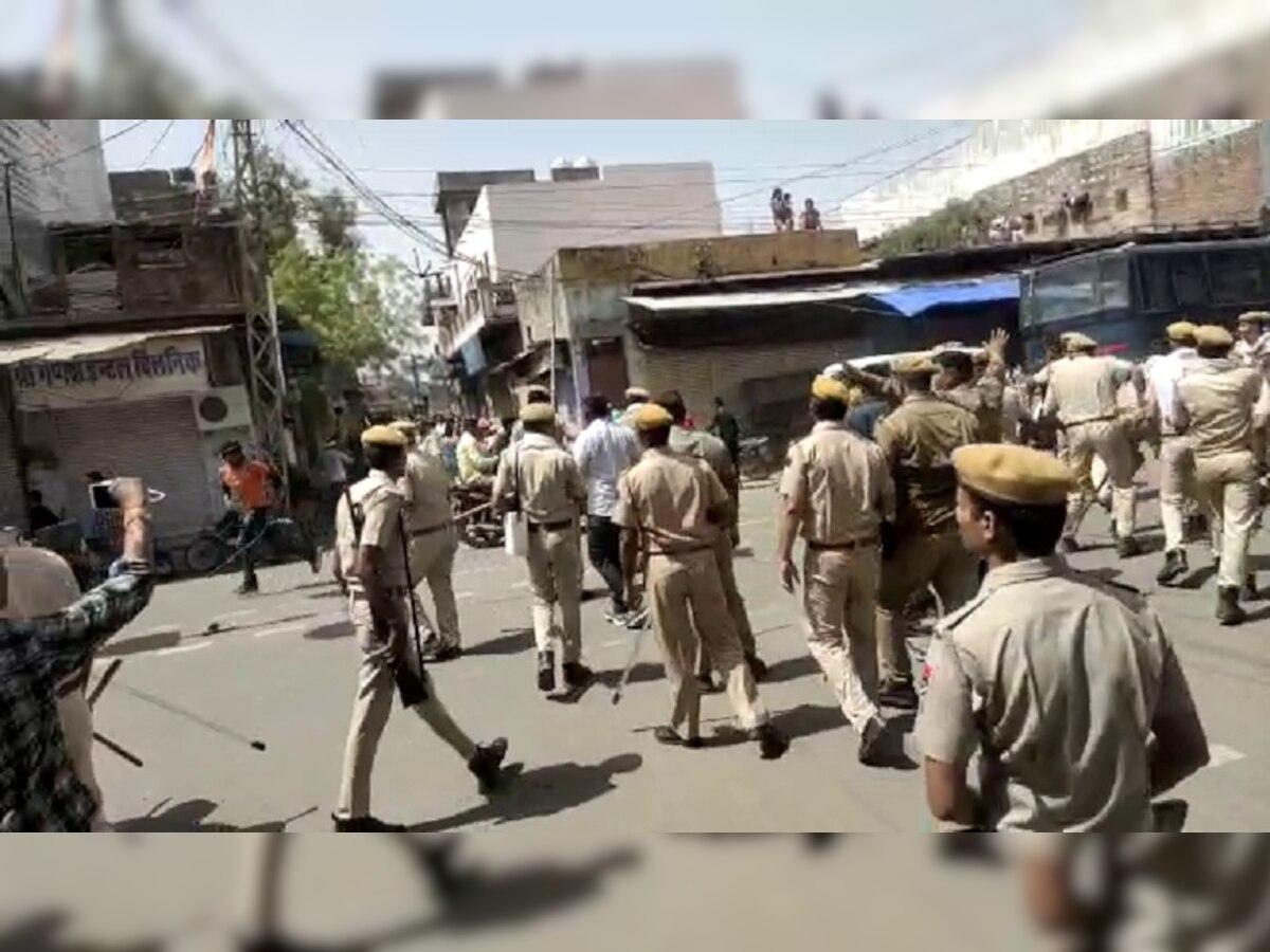 पुलिस ने भाजपा नेता सहित कई लोगों को दौड़ा-दौड़ाकर पीटा.