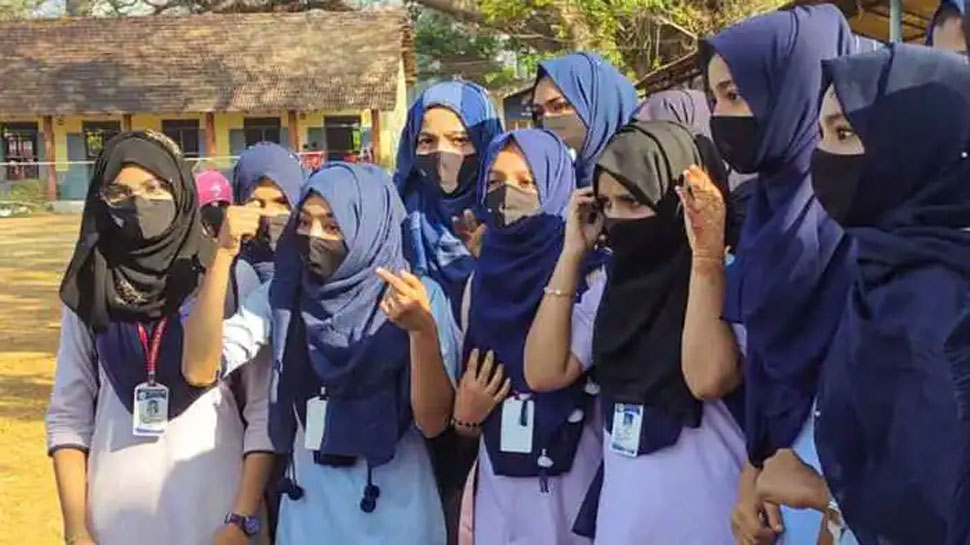 Karnataka hijab row: कॉलेज ने 6 मुस्लिम छात्राओं को किया सस्पेंड, क्‍लास में हिजाब पहनने की कर रहीं थीं जिद