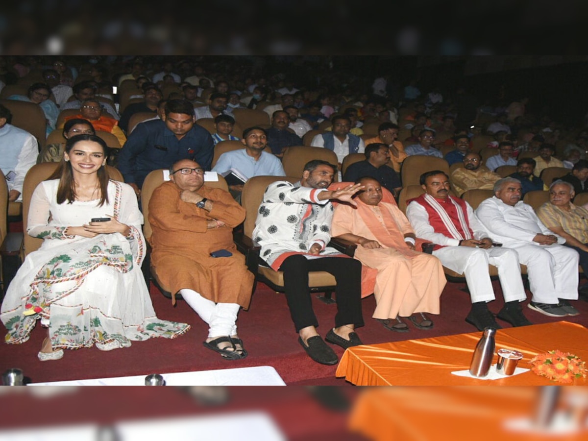 लोकभवन में CM योगी अपने मंत्रिमंडल के साथ फिल्म पृथ्वी राज चौहान देखते हुए...