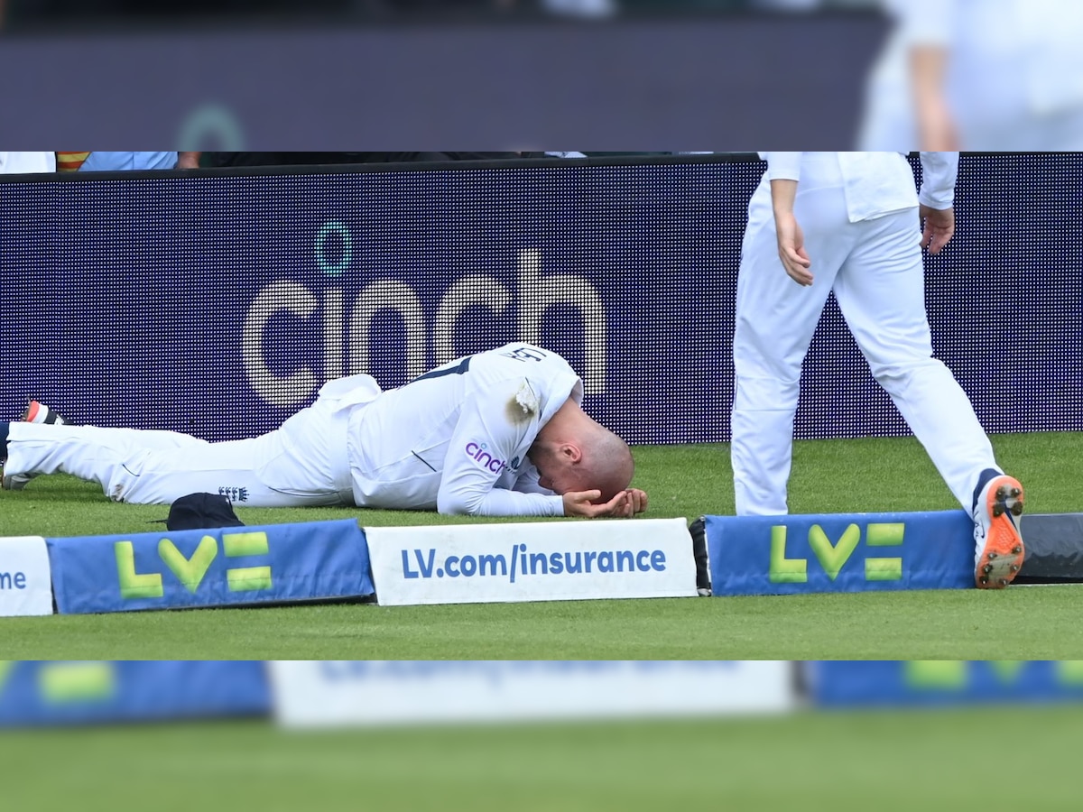ENG vs NZ: इस क्रिकेटर के साथ हुआ दर्दनाक हादसा, फील्डिंग के दौरान सिर पर लगी चोट, सीधे जमीन पर गिर पड़ा