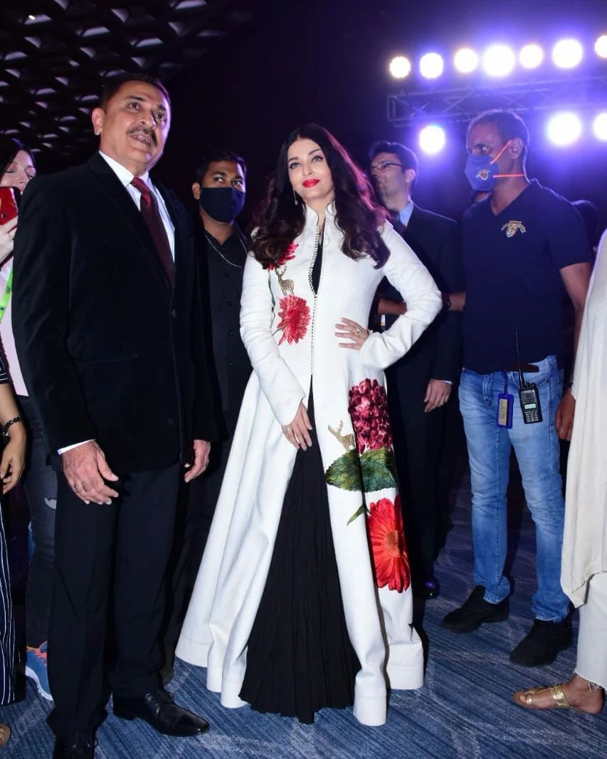 Aishwarya Rai Bachchan Brutally Troll For Her Latest White Black Gown ...