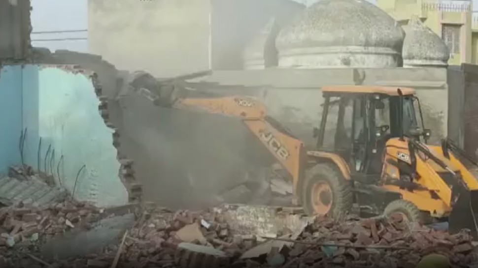 Uttar Pradesh Baba bulldozer demolished 10 illegal shops in Etah Jalesar |  एक बार फिर गरजा बाबा का बुलडोजर, जलेसर में 'पीले पंजे' ने कीं 10 अवैध दुकानें  ध्वस्त | Hindi News, Uttar Pradesh
