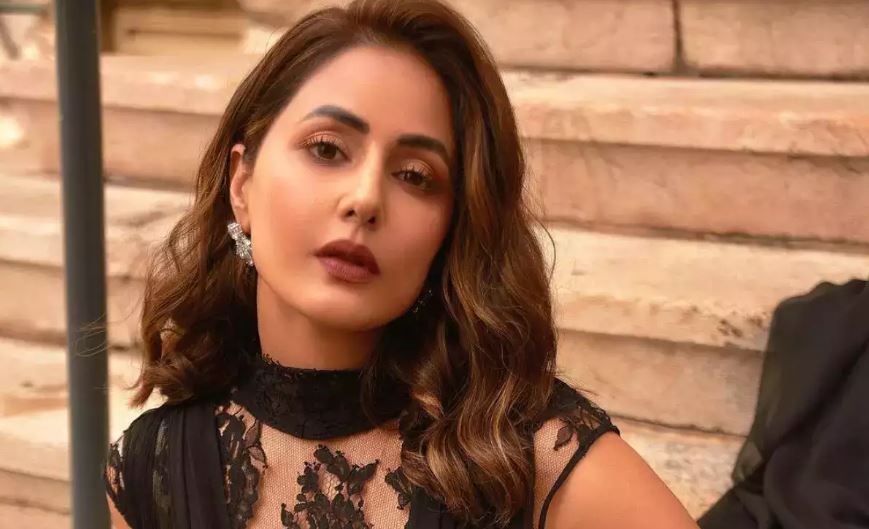 Hina Khan bold look in skin fit black dress and gives pose on couch हन खन पर चढ बलडनस