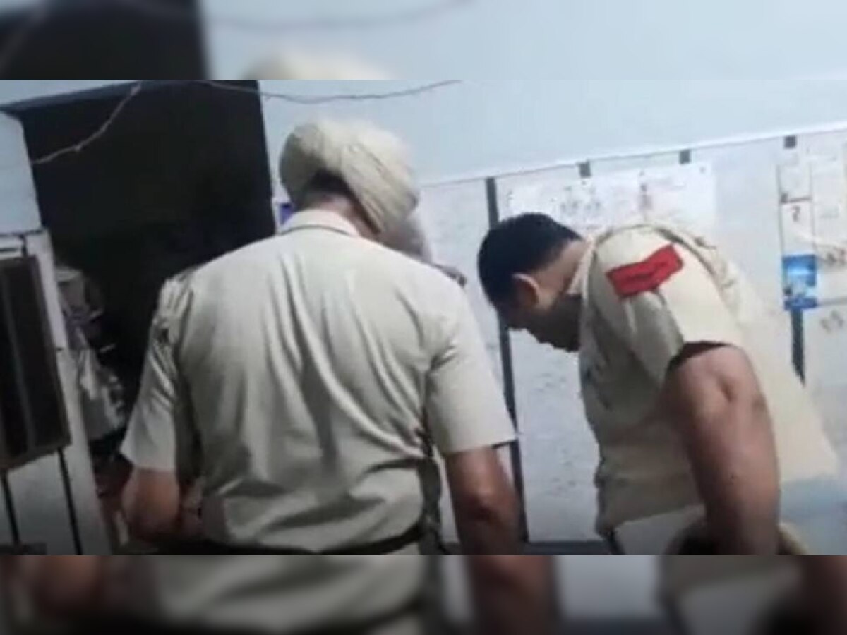 घटनास्थल पर जांच करती पुलिस 