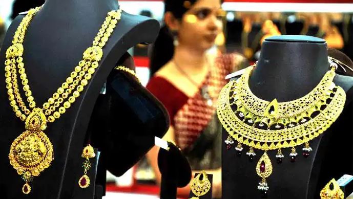 Gold Silver Price: सोने की कीमतों में गिरावट जारी, ऑल टाइम हाई रेट से 7900 रुपये सस्ता हुआ सोना