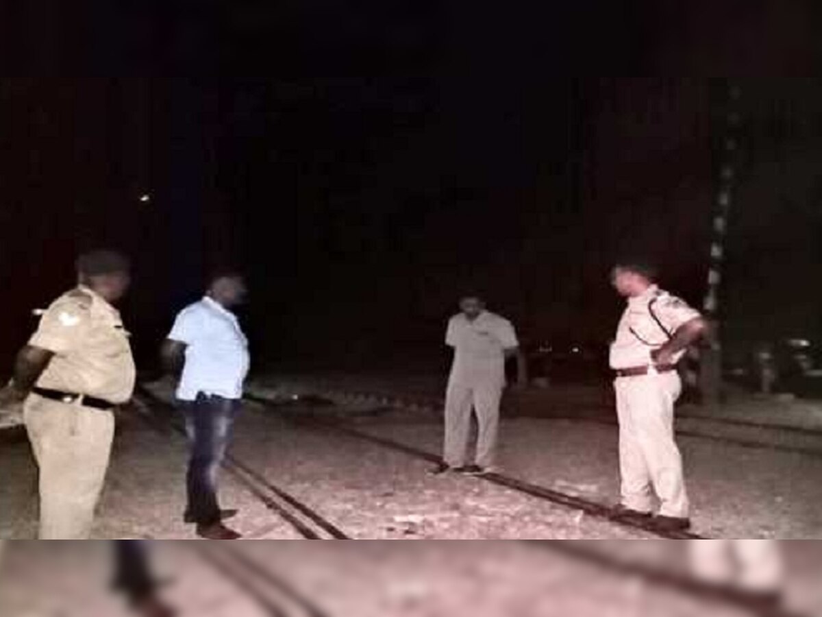 ट्रैक्टर आने से रेल पटरियों पर 20 मिनट तक रुकी रही मालगाड़ी, आरपीएफ कर रही जांच