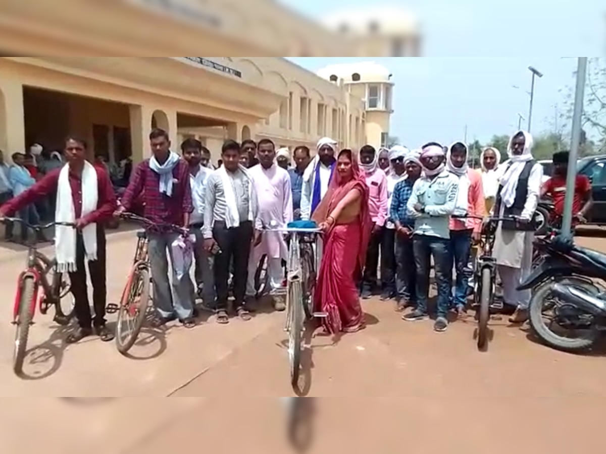 गोद में बच्चा लेकर साइकिल से नामांकन दाखिल करने पहुंची महिला प्रत्याशी