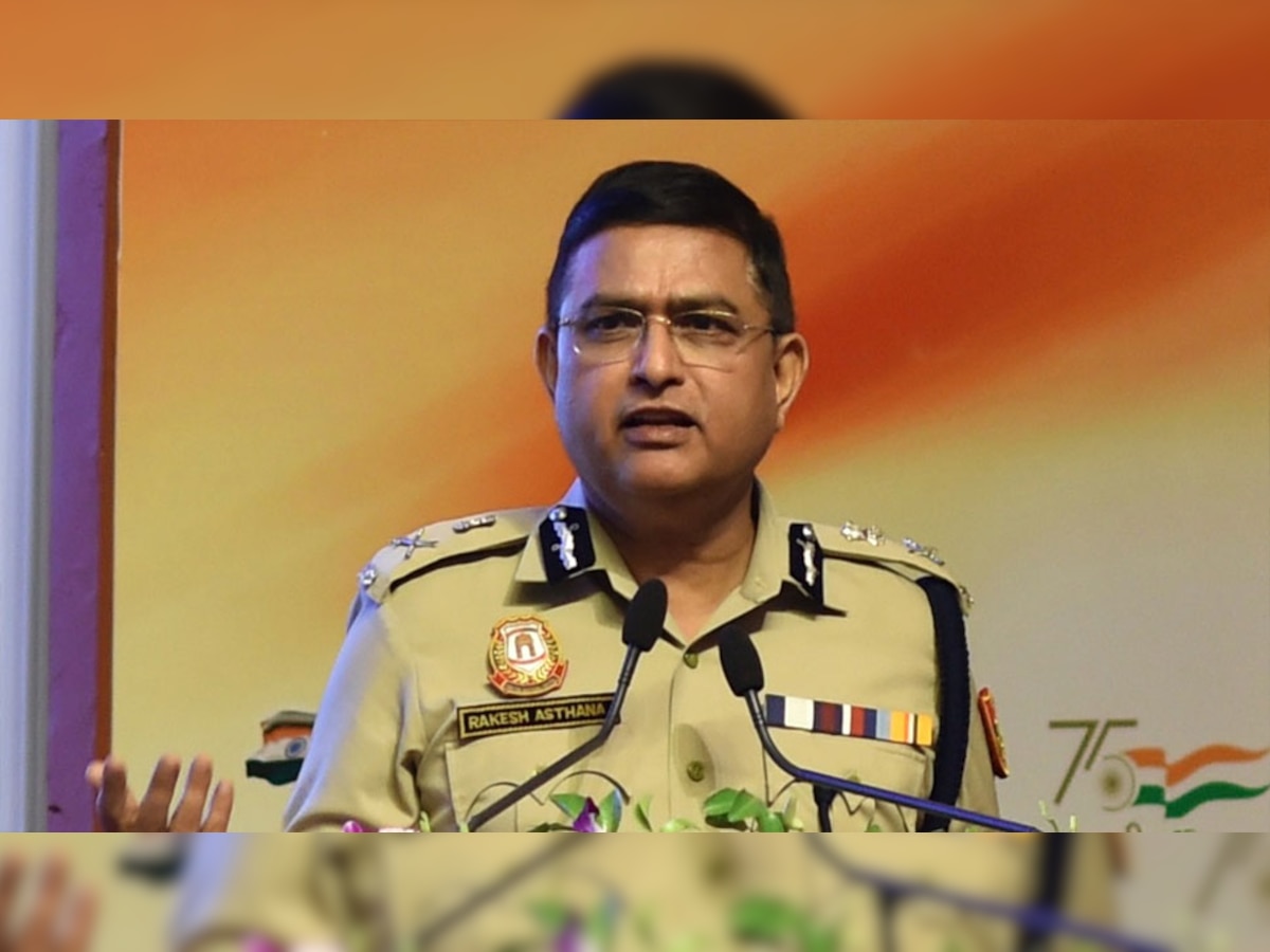 Delhi Police Commissioner: पुलिस कमिश्नर राकेश अस्थाना का बड़ा एक्शन, बार में हंगामे के आरोप के बाद DCP का तबादला