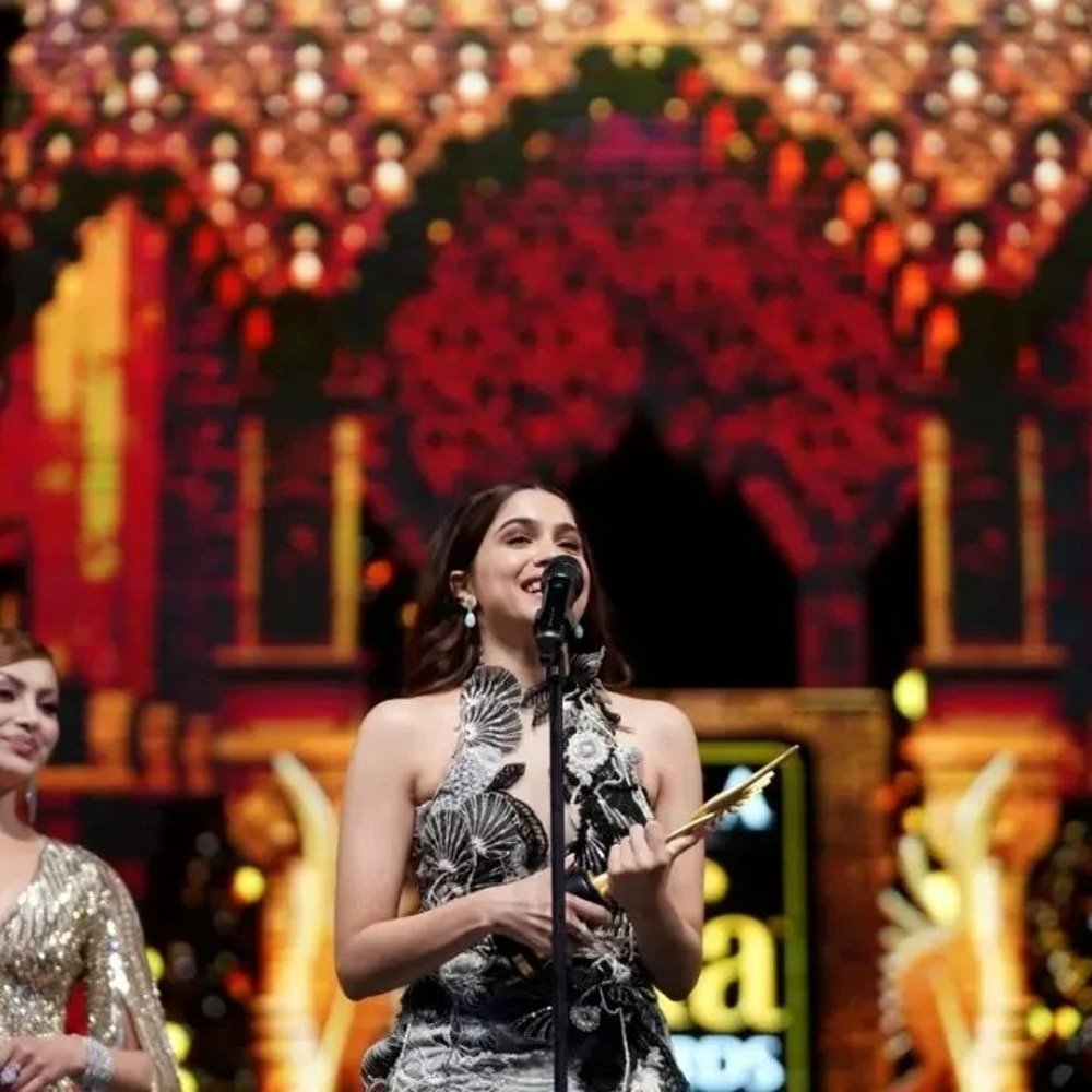 IIFA Awards 2022 Winners Vicky Kaushal Kriti Sanon Ahan Shetty Sharvari ...