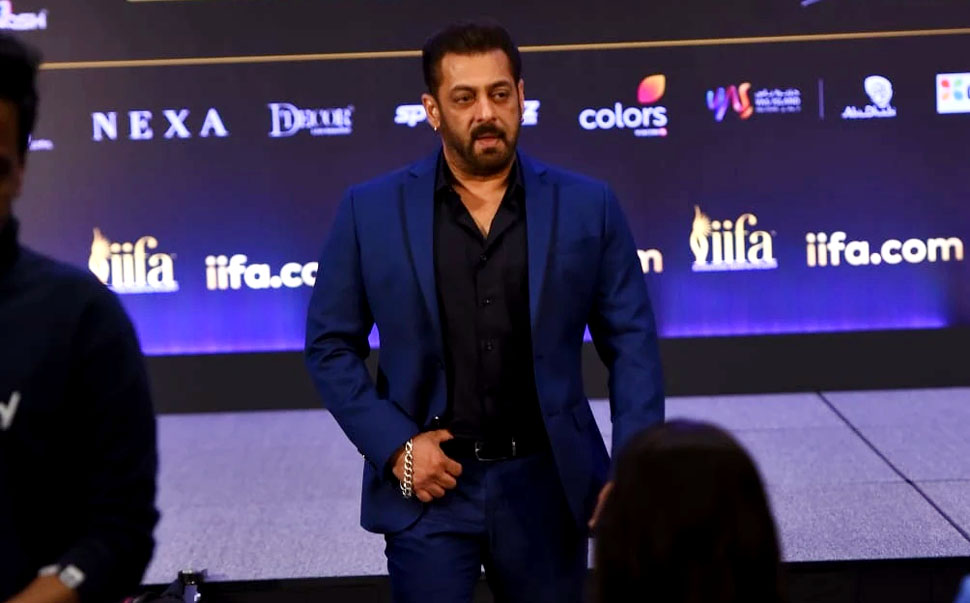 IIFA में बोले सलमान, मेरे पीछे सिर्फ एक शख्स है और उसका नाम है शाहरुख खान, देखिए VIDEO IIFA में बोले सलमान, मेरे पीछे सिर्फ एक शख्स है और उसका नाम है शाहरुख खान, देखिए VIDEO