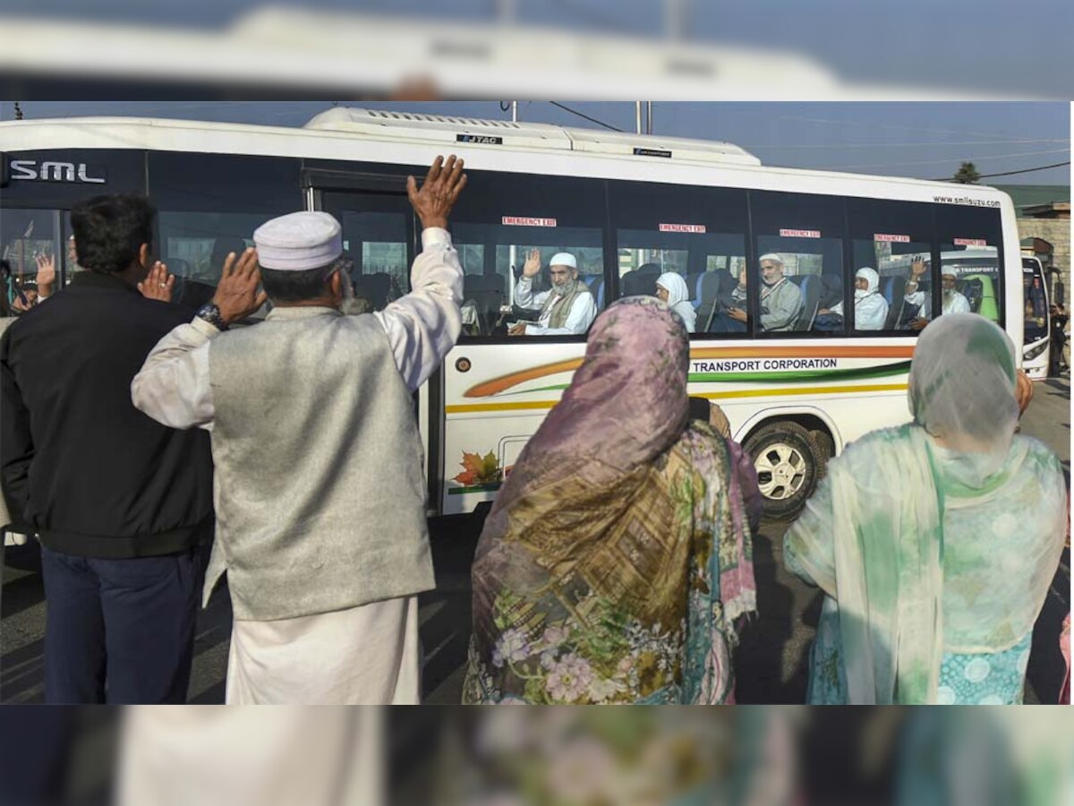 कश्मीर में इतवार को हज यात्रियों को विदा करते उनके परिवार के सदस्य 