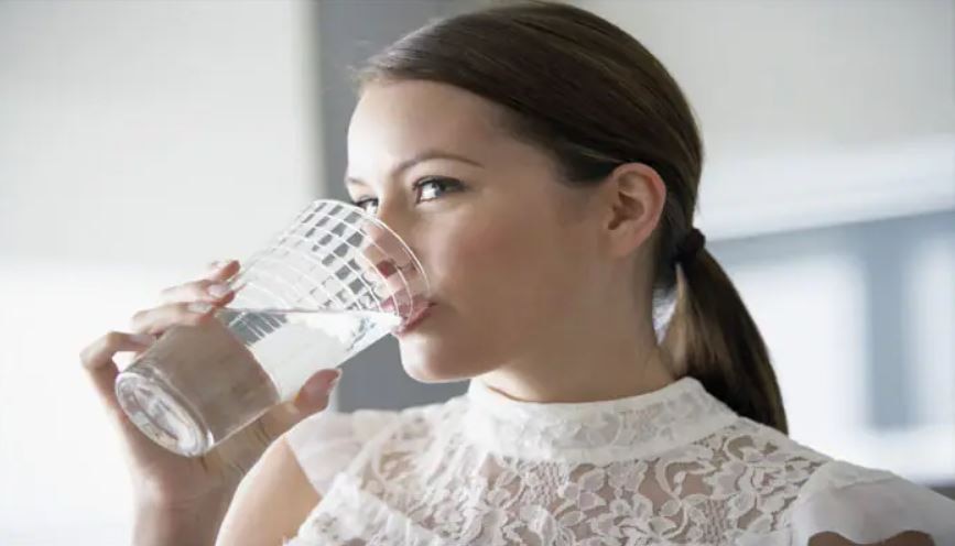 हेल्थ टिप्सः क्या आप भी पानी पीते समय कर रहे ये गलती, नहीं सुधारी आदत तो होगी ये बड़ी परेशानी