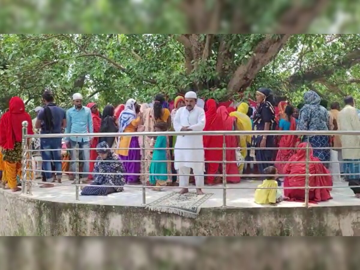 बिहार: एकता की मिसाल पेश कर रही ये तस्वीर, एक ही पेड़ के नीचे पूजा और नमाज