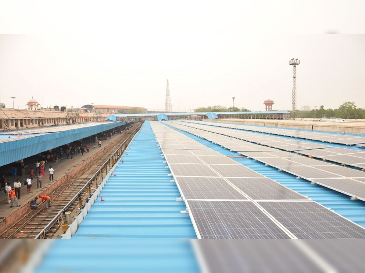 Indian Railways: बिजली के भरोसे नहीं अब सौर ऊर्जा से संचालित होंगे रेलवे स्टेशन, जानिए कौनसा होगा पहला स्टेशन