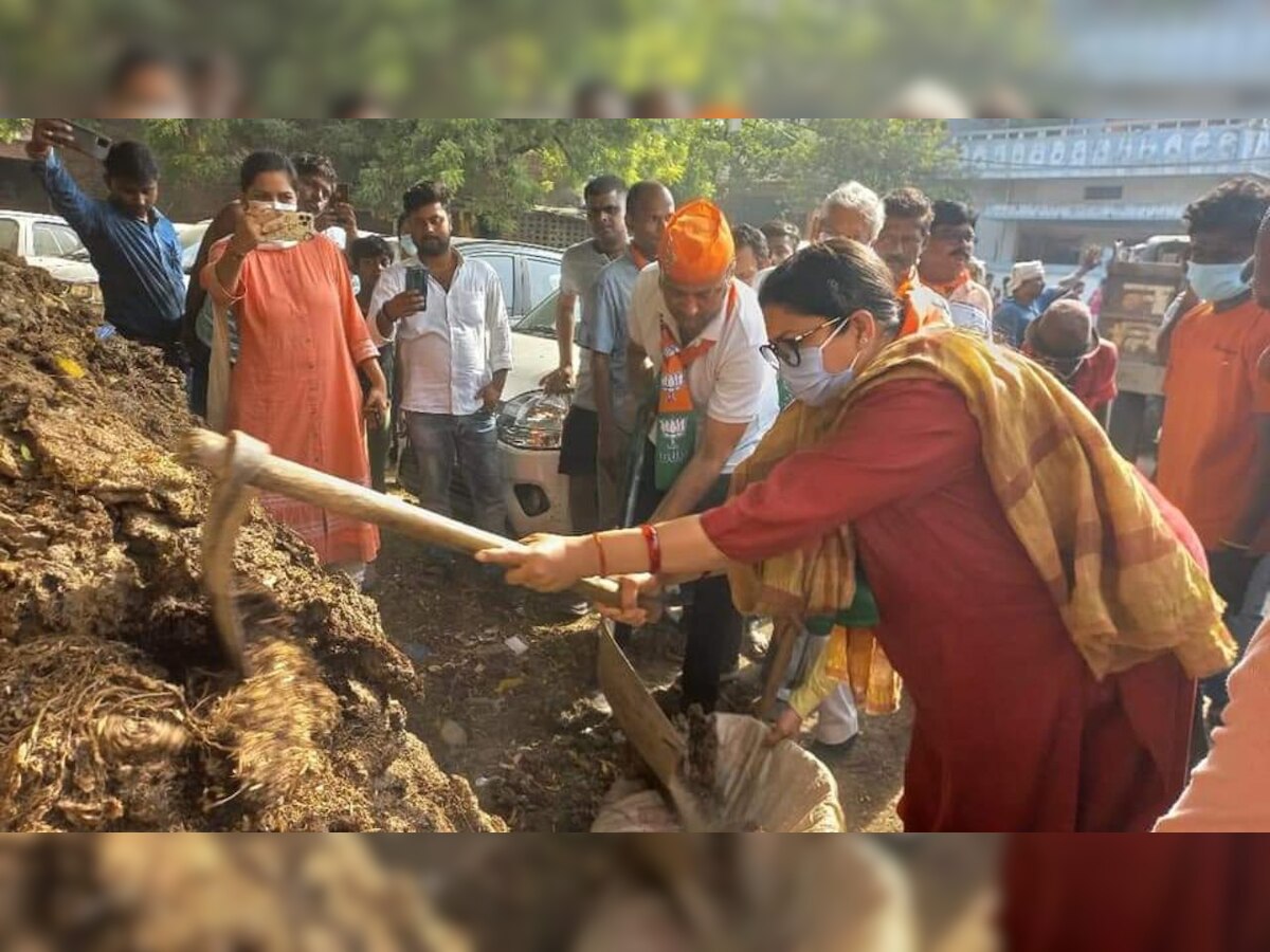  वाराणसी के एक गांव में दिखा केंद्रीय मंत्री स्मृति ईरानी का अनोखा अंदाज, फावड़े से किया गोबर साफ 