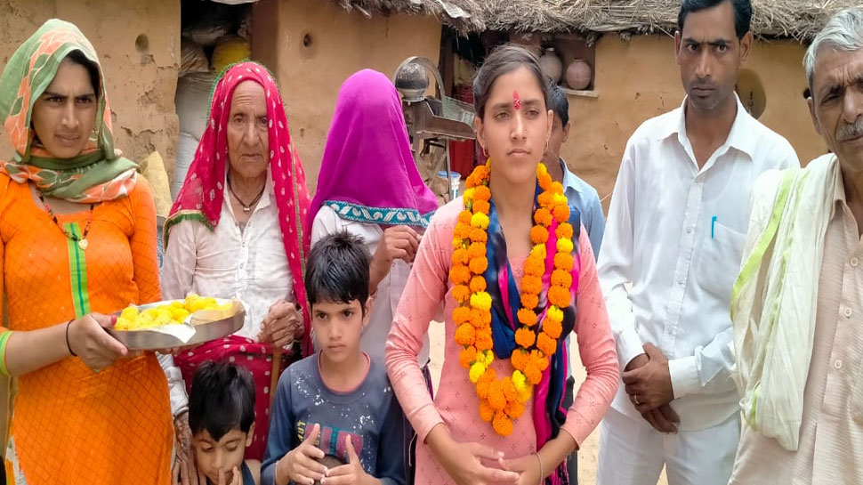 RBSE Result: झोपड़ी में बिना बिजली के लालटेन से पढ़ाई कर बकरी चराने वाली रवीना गुर्जर बनी टॉपर RBSE Result: झोपड़ी में बिना बिजली के लालटेन से पढ़ाई कर बकरी चराने वाली रवीना गुर्जर बनी टॉपर