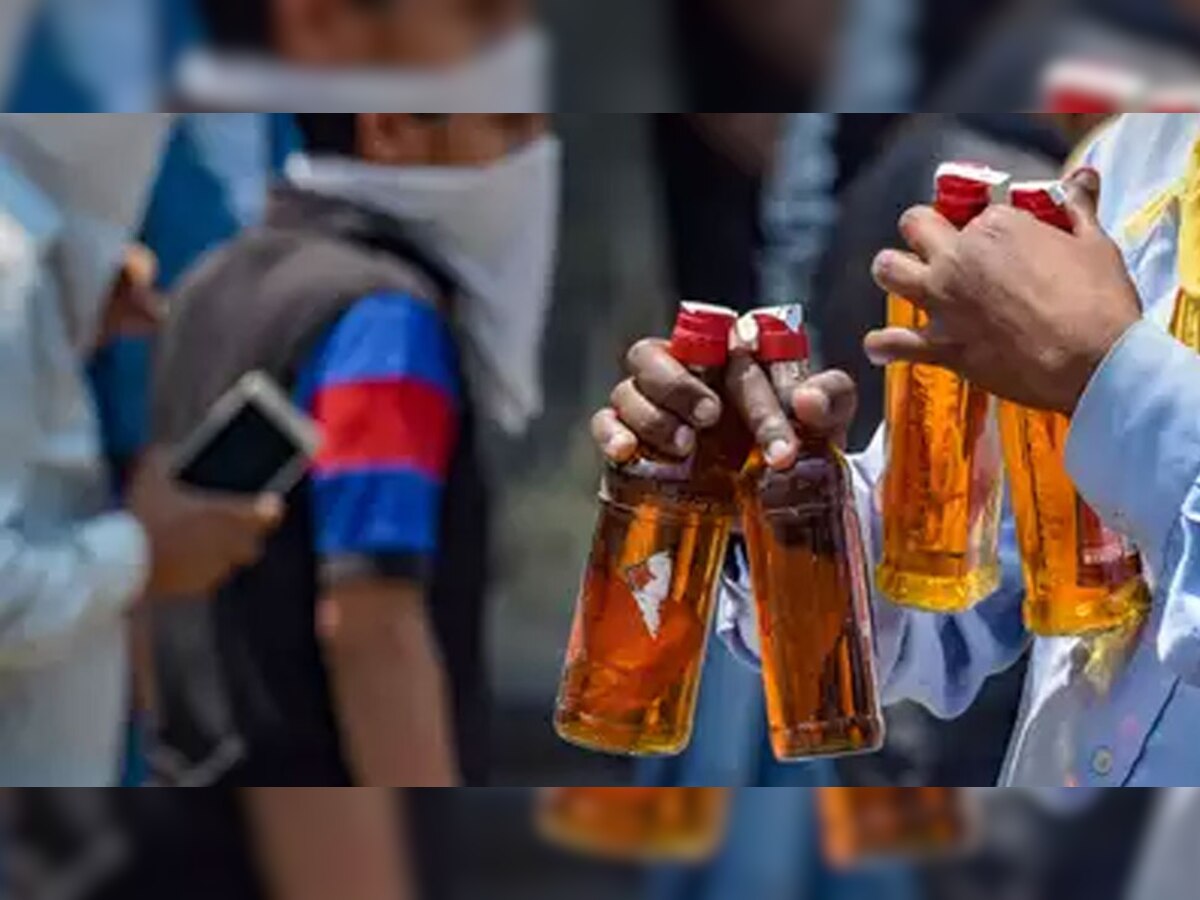 Liquor Sales: लॉकडाउन के दौर में लोगों ने गटकी इतनी शराब, टूट गए दशकों पुराने रिकॉर्ड्स