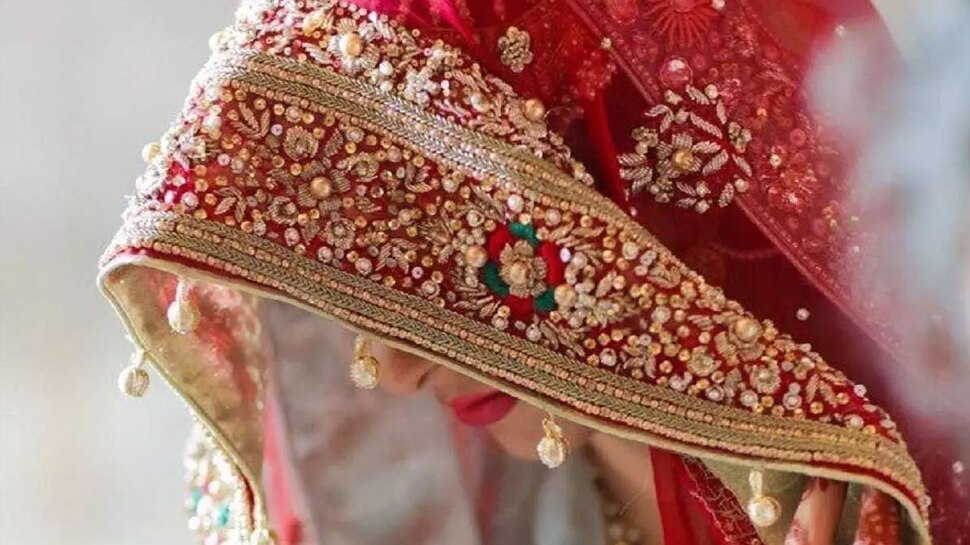 हाथ में मेहंदी सजाकर दूल्हे का इंतजार कर रही थी दुल्हन! लड़के वालों ने किया कुछ ऐसा; आधी रात बैठी मिली थाने में