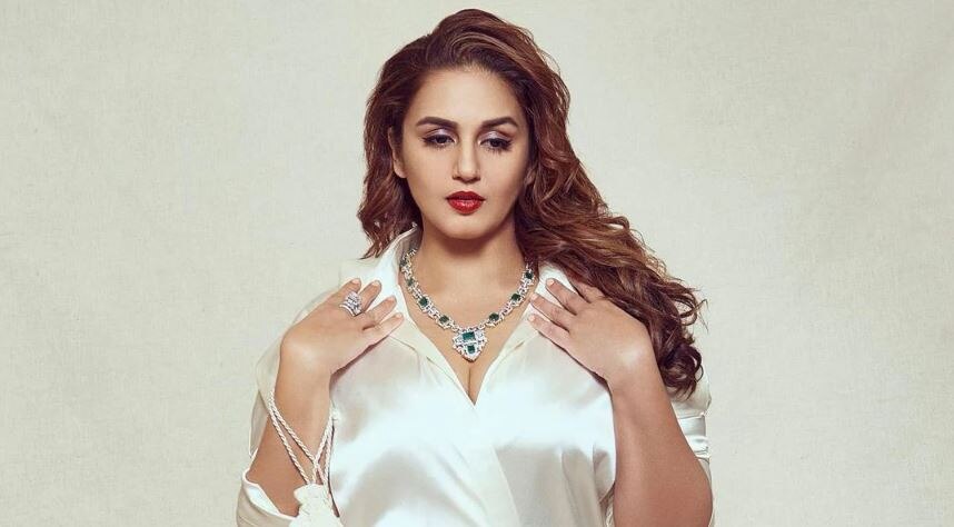 Huma Qureshi ने फोटोशूट के लिए खिसकाया श्रग, 35 की उम्र में चढ़ा बोल्डनेस का खुमार