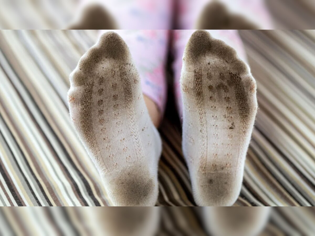 White Socks Cleaning: गर्मियों में सफेद मोजे हो गए ज्यादा मैले, इन क्लीनिंग हैक्स से नए जैसे दिखने लगेंगे जुराब