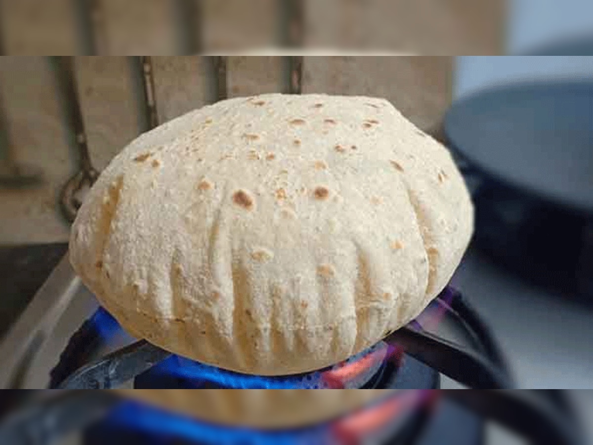 Dhan Prapt Karne ke Upay: अगर होना चाहते हैं मालामाल तो, रोटी बनाते हुए कर लें बस ये छोटा सा काम 