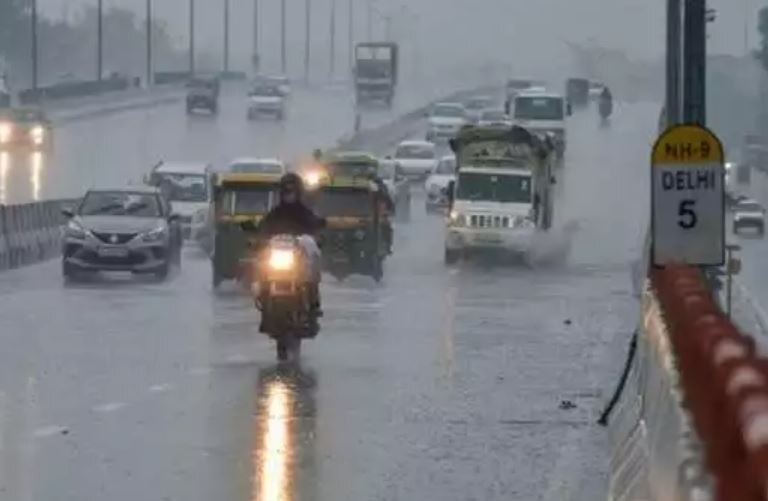 Delhi NCR Weather: दिल्ली में आज हल्की बारिश की संभावना, जानें 15 जून तक कैसा रहेगा मौसम