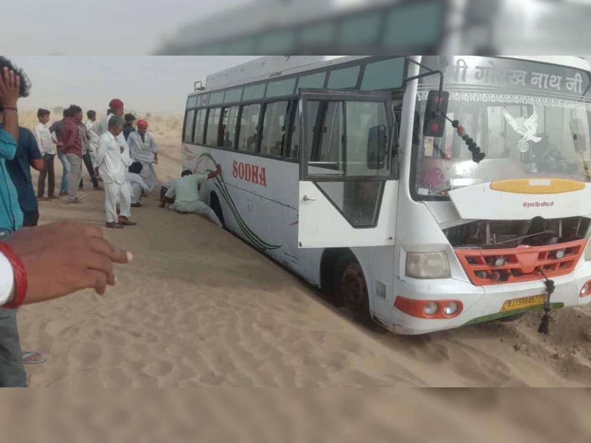Jaisalmer: आंधियों से सड़कों पर जमी रेत, फंसी बस, लोग परेशान 
