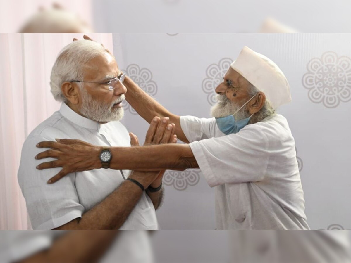 PM Modi meets school teacher: गुजरात दौरे पर अपने स्कूल टीचर से मिले PM मोदी, फोटो में दिखा बेहद खास अंदाज