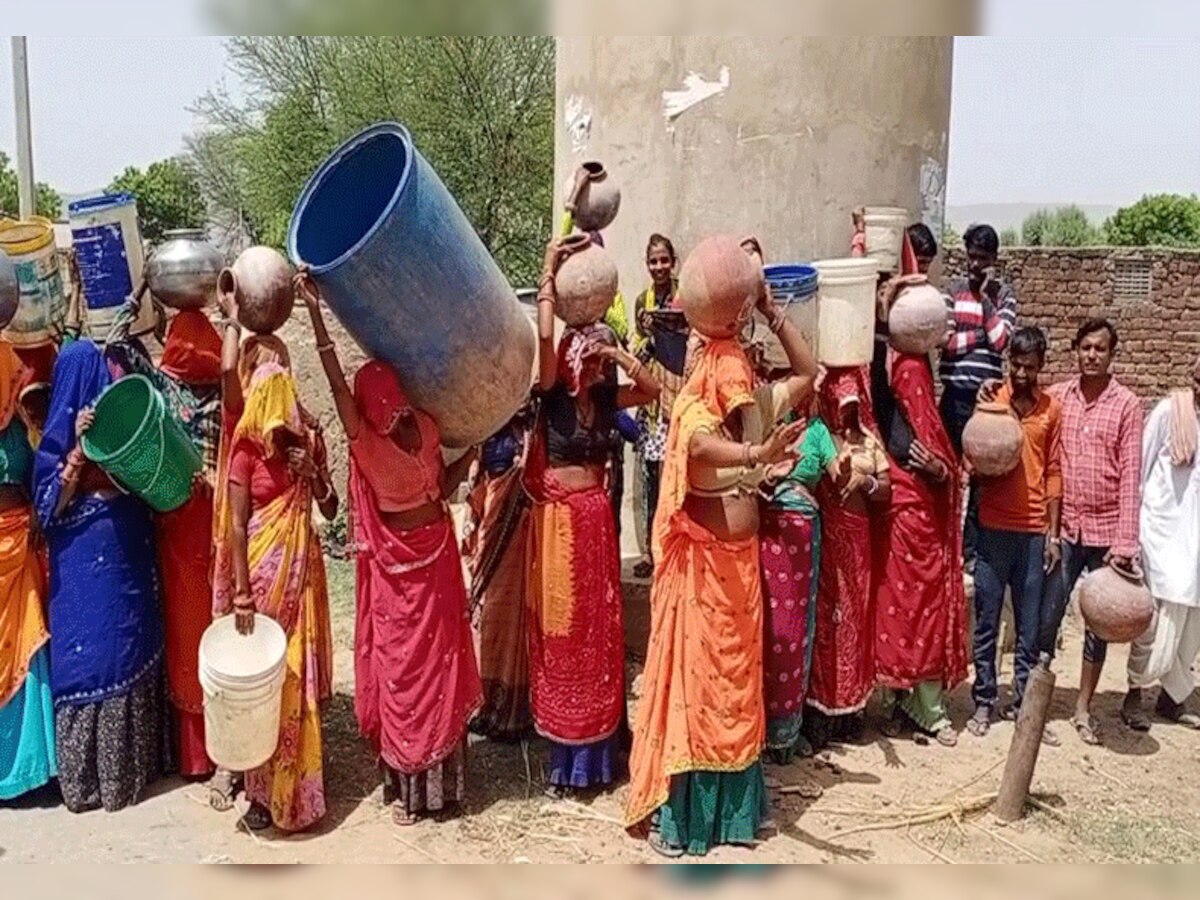  प्रदर्शन करती महिलाएं