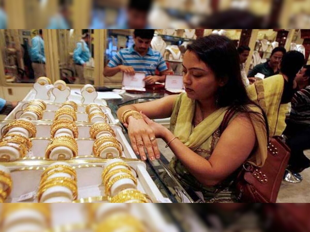 Gold Price Today: सोने के दाम हुए स्थिर, अब इतना सस्ता मिल रहा 10 ग्राम सोना, जानिए