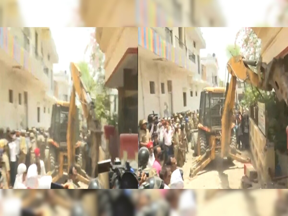 Prayagraj में हुई हिंसा के आरोपी जावेद पंप के घर पर चला बुल्डोजर; वीडियो