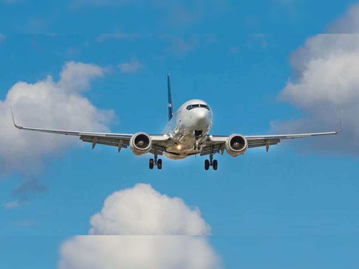 Flight emergency landing: उड़ते प्लेन के टॉयलेट में फंस गया पायलट, विमान में सवार यात्रियों का हुआ ऐसा हाल