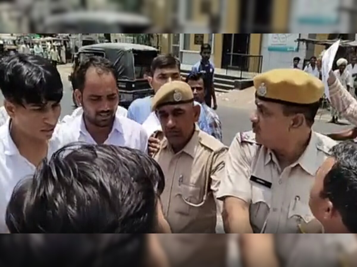  प्रदर्शन के दौरान CHA से पुलिस की झड़प, स्वास्थ्य सहायकों से पुलिस ने छीना मंत्री का पुतला