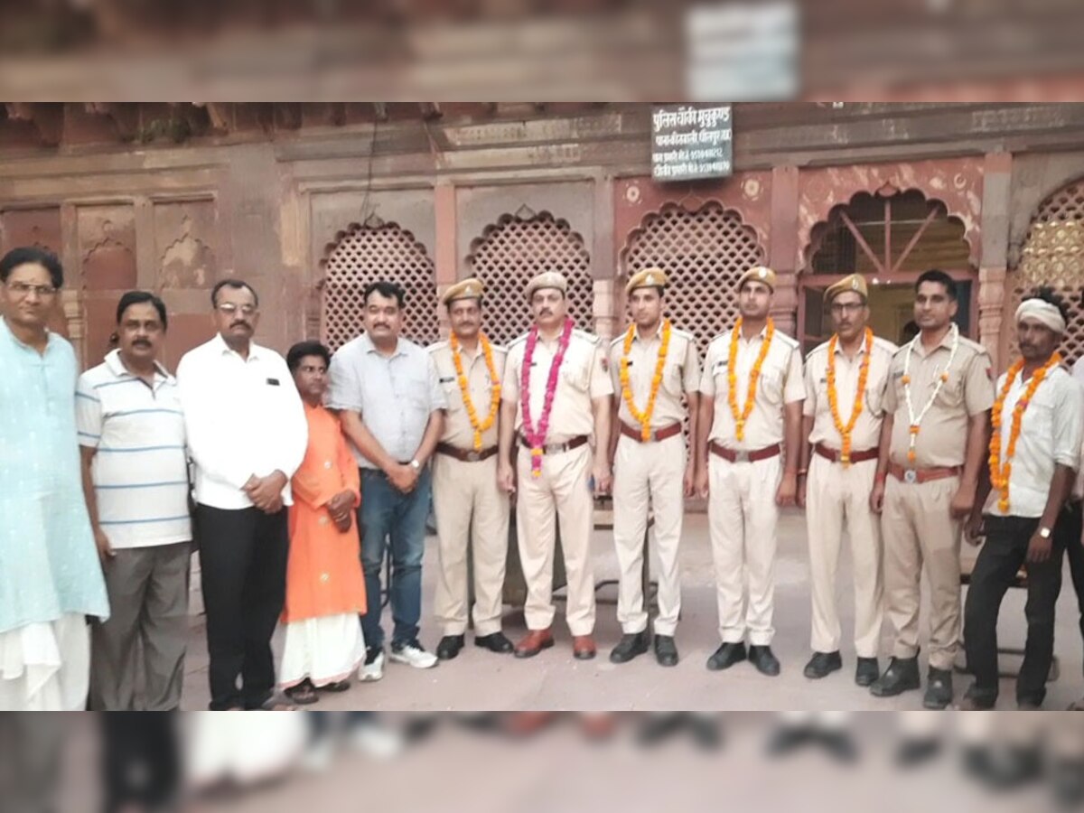 अपनी जान पर खेलकर पुलिसकर्मियों ने किया बहादुरी का काम, घर के चिराग को बुझने से बचाया