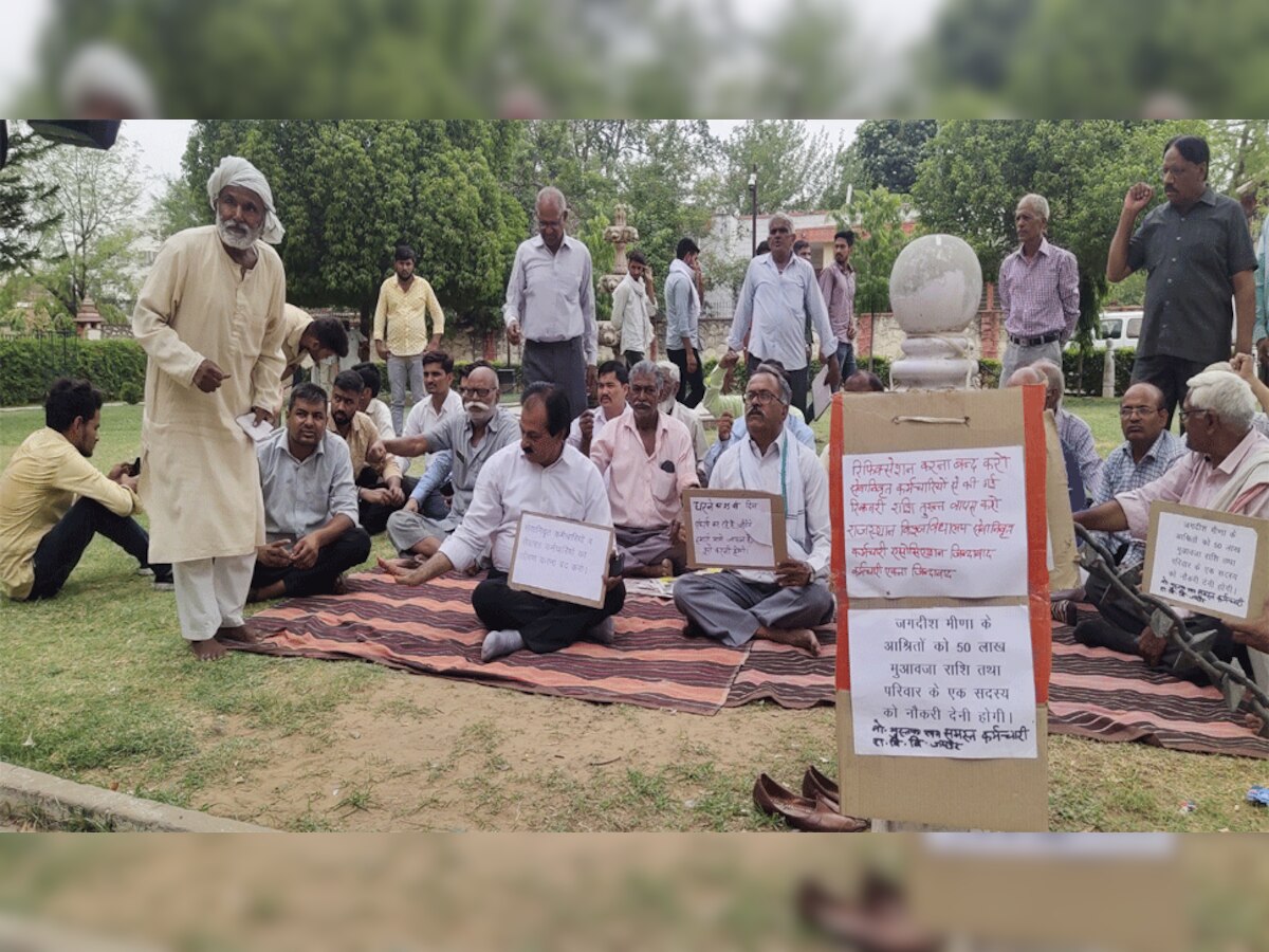 सचिवालय के बाहर राविवि से सेवानिवृत्त हुए कर्मचारियों का धरना 16वें दिन भी जारी.