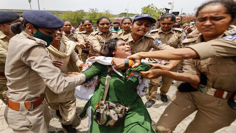  "कांग्रेस के वरिष्ठ नेताओं पर जानलेवा हमला; धक्का-मुक्की में पी. चिदंबरम की टूटी पसलियां"