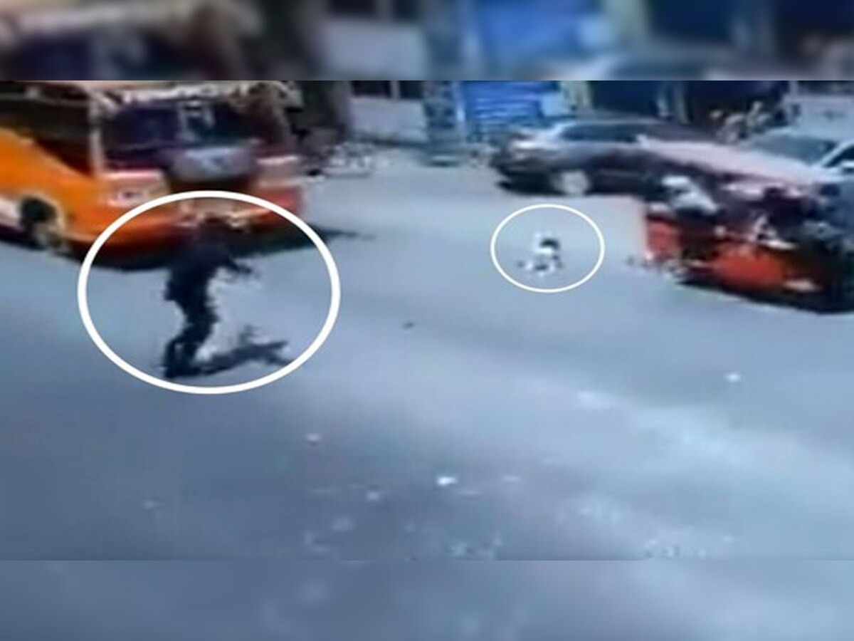 Viral Video: चलती बस के सामने गिरा बच्चा, ट्रैफिक पुलिसकर्मी ने जान पर खेलकर बचाई जिंदगी